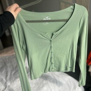 Hollister Ribbed Button-Front Long Sleeve Crop Top in Sage